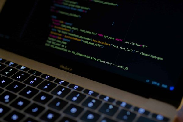 Comment améliorer la réception Wi-Fi dans une maison à étages avec des murs épais?